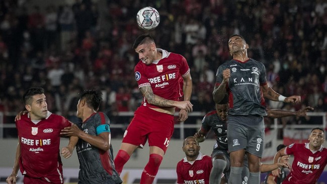 Fernando Rodriguez dan Novan Setya Sasongko maaf-maafan usai insiden tendangan maut ke kepala di Liga 1 Persis vs Madura United.