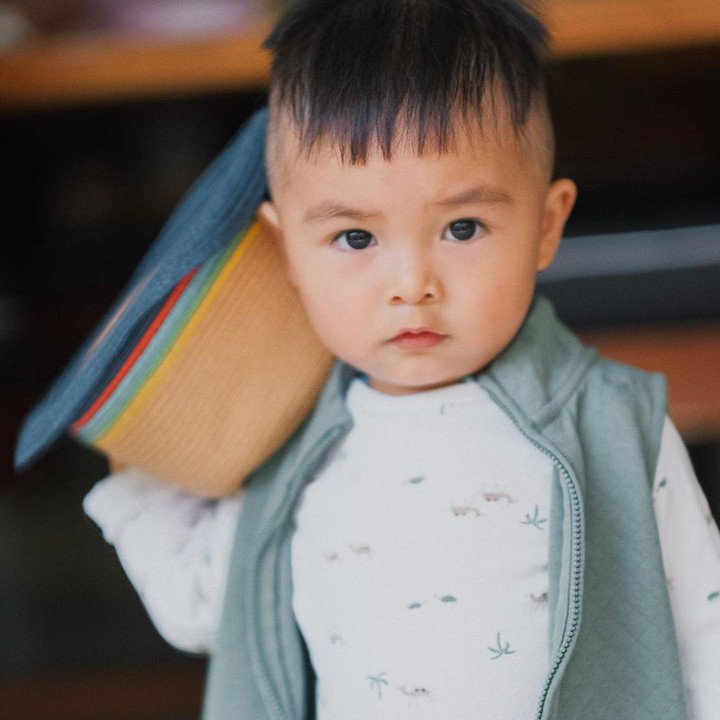 <p>Potret-potret Dante sangat menggemaskan ya, Bunda. Semoga Dante tumbuh menjadi anak yang tampan, sehat, dan mendapatkan banyak kasih sayang dari orang-orang di sekitarnya. (Foto: Instagram: @dante.oliver.alinskie)</p>