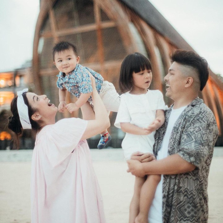 <p>Jarang tersorot media, ternyata Dante telah memiliki akun Instagram sendiri nih, Bunda. Di sana, ia kerap membagikan berbagai kegiatan dan potretnya bersama keluarga. (Foto: Instagram: @dante.oliver.alinskie)</p>