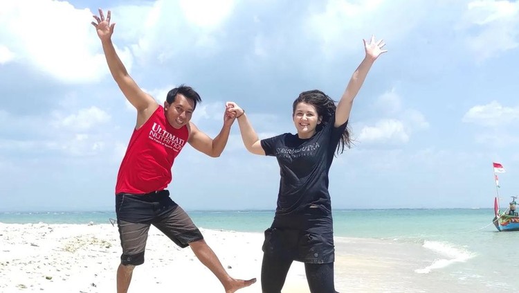 Pria Rembang dan istri Rusia