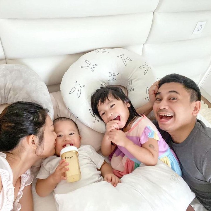<p>Dalam Instagram miliknya, Raditya Dika cukup aktif memposting kegiatan bersama keluarga ataupun kelucuan yang kerap mengundang banyak tawa. (Foto: Instagram @raditya_dika)<br /><br /><br /></p>
