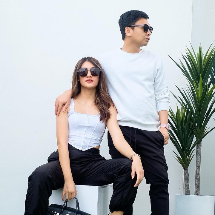<p>Raditya Dika menikah dengan artis Anissa Aziza sejak 2018 lalu. Dalam pernikahan ini, keduanya dikaruniai dua orang anak, Alinesa Ava Nasution dan Aksara Asa Nasution. (Foto: Instagram @raditya_dika)<br /><br /><br /></p>