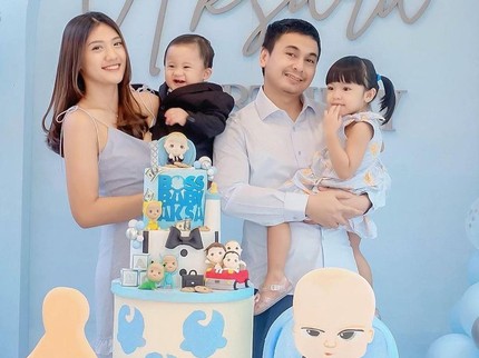 Masuk 100 Instagram Rich List 2022, Ini 7 Potret Raditya Dika Bersama Istri & Anak