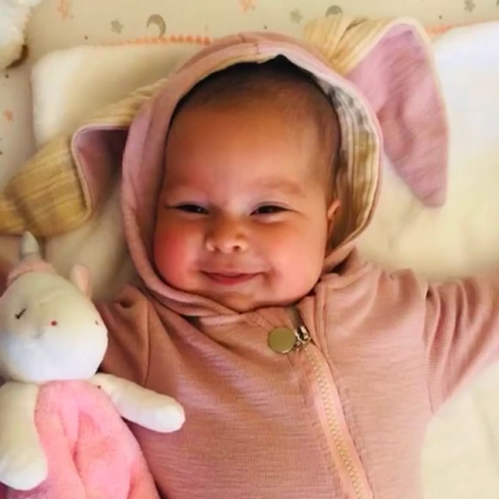 <p>Bayi perempuan tersebut bernama Kirana Shea Azhari Chong. Anak ketiga Rahma Azhari ini cukup jarang terekspos media. (Foto: Instagram @raazharita)<br /><br /><br /></p>