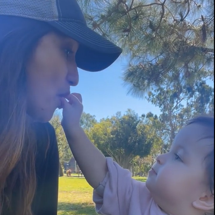<p>Enggak hanya itu, Rahma Azhari juga menyebut putrinya tersebut menjadi keajaiban kecil yang menghangatkan hati orang-orang yang ada di sekitanya. "<em>You truly are a little miracle that warms the hearts of all those around you</em>," katanya. (Foto: Instagram @raazharita)</p>