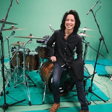 8 Potret Ray Prasetya yang Tuai Kritikan Usai Cium BCL di Panggung