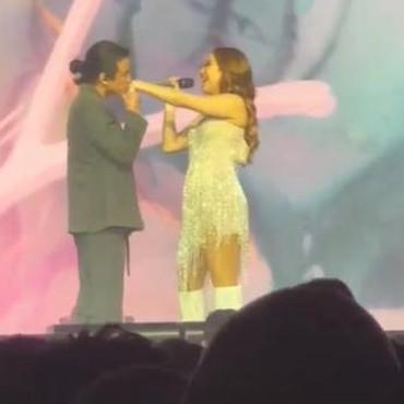 Selain Cium, Intip 9 Momen Ray Prasetya Peluk & Pegang Tangan BCL di Panggung