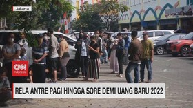 VIDEO: Rela Antre Pagi Hingga Sore demi Uang Baru