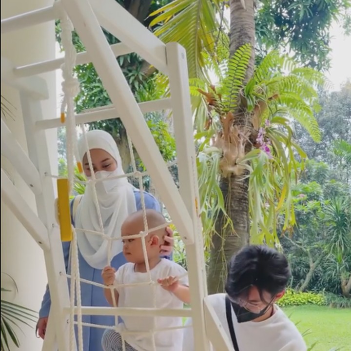 <p>Rey Mbayang turut menemani Shaka selama bersekolah. Begitu juga Dinda Hauw. Keduanya kompak mendampingi Shaka. (Foto: Instagram @arshaka_mbayang)</p>