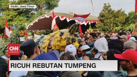 VIDEO: Ricuh Rebutan Tumpeng
