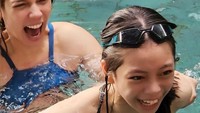 <p>Tengok saja keseruan Nada Tarina dan Sabrina yang baru-baru ini melakukan quality time dengan pergi berenang. (Foto: Instagram @sabrinachairunnisa_)</p>