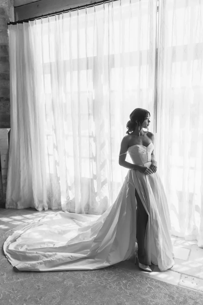 Sarah Hyland memakai gaun pengantin rancangan Vera Wang