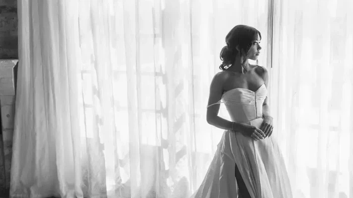 Sarah Hyland memakai gaun pengantin rancangan Vera Wang