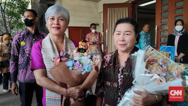 Ayah Brigadir J, Samuel Hutabarat menjalani prosesi wisuda sang anak di kampus Universitas Terbuka (UT), Pamulang, Kota Tangerang Selatan, Selasa (23/8).