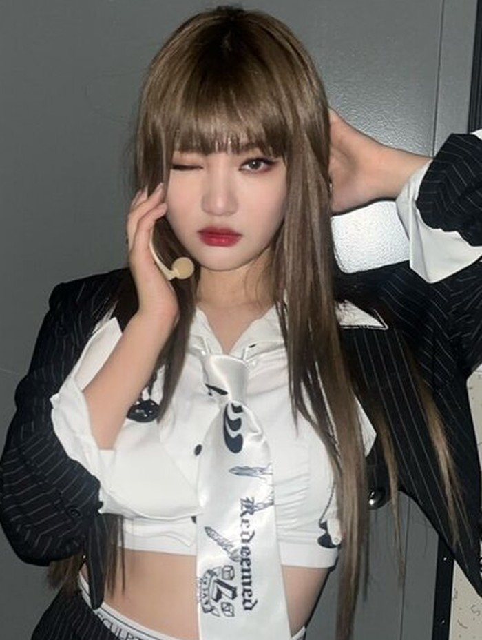 Sejak debut, Ningning dikenal menjadi anggota grup aespa yang selalu tampil dengan warna rambut terang tanpa poni./ foto: instagram.com/aespa_official