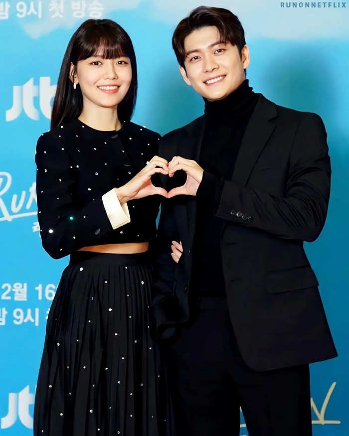 Sooyoung juga beradu akting aktor yang tengah hits saat ini. Siapa lagi kalau bukan Kang Tae Oh. Sooyoung dan Kang Tae Oh sendiri menjadi second lead untuk drama Run On yang tayang tahun 2020 lalu./ Foto: instagram.com/runonnetflix