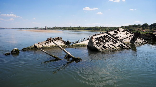 FOTO: Sungai Danube Surut Parah sampai Bangkai Kapal Nazi Terlihat