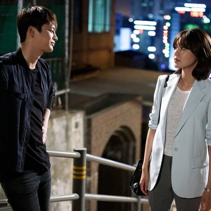 Tak banyak adegan romantis, drama Squad 38 tetap hits banget di tahun 2016. Drama komedi ini mempertemukan Sooyoung sebagai pegawai negeri yang bertemu penipu ulung, yaitu Seo In Guk. Beauties sudah nonton drama ini?/ Foto: instagram.com/x.kr_d/