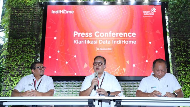 Telkom memastikan data pelanggan tersimpan dengan aman di sistem siber yang terintegrasi dan dikelola berdasarkan peraturan perundang-undangan.