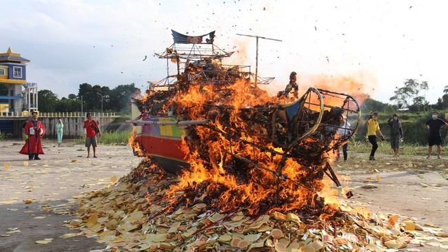 FOTO: Tradisi Bakar Replika Kapal Tongkang untuk Hormati Leluhur