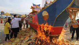 FOTO: Tradisi Bakar Replika Kapal Tongkang untuk Hormati Leluhur