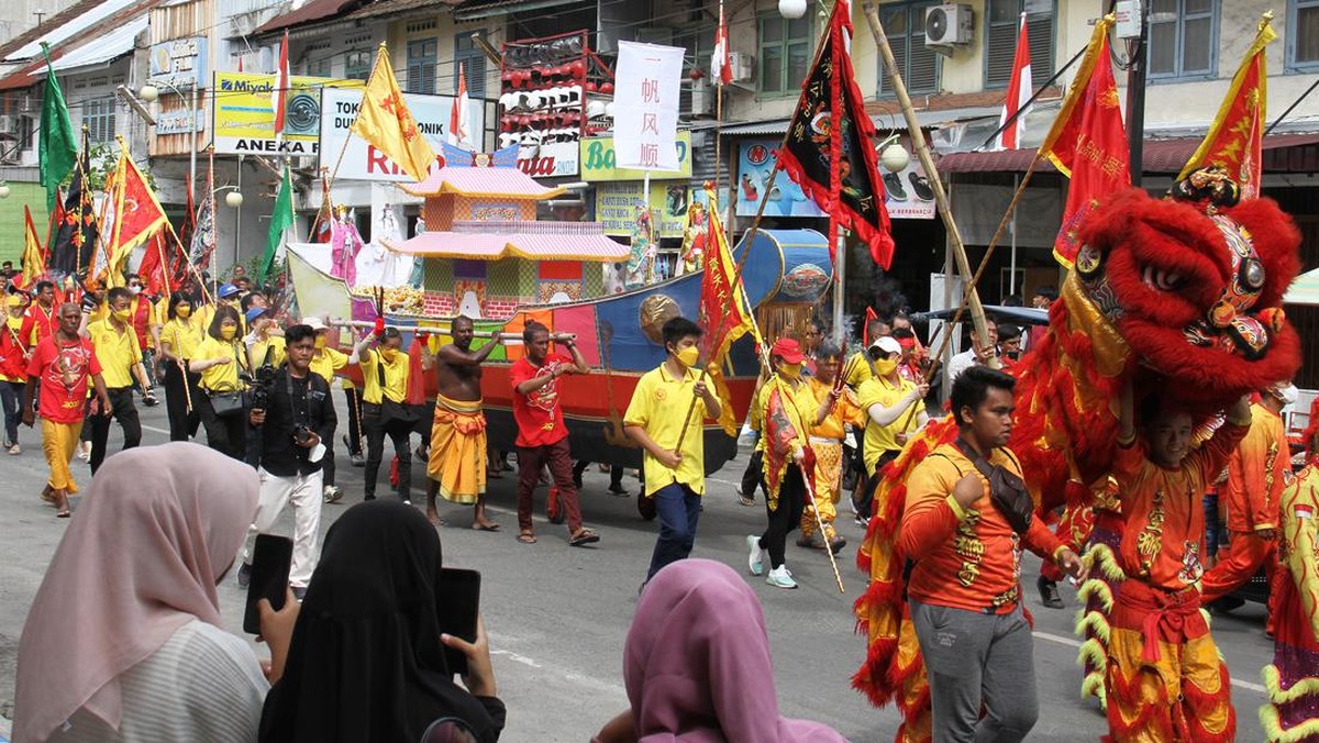 FOTO: Tradisi Bakar Replika Kapal Tongkang untuk Hormati Leluhur