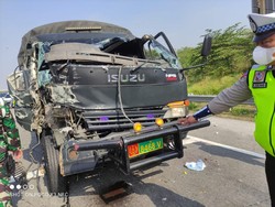 Truk TNI Seruduk Bus Milik Pemkab Blitar di Exit Tol Warugunung