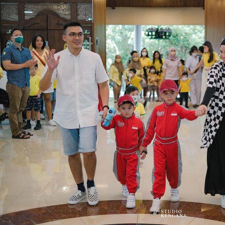 <p>Tya mengatakan kedua anaknya ingin jadi pembalap. “Masih dalam rangka Ultah Kanaka <em>yg</em> ke 6th 2 pembalap cilik <em>yg</em> katanya <em>klo</em> udah gede mau jadi pembalap,” kata Tya sebagai<em> caption.</em> (Foto: Instagram @tya_ariestya)</p>