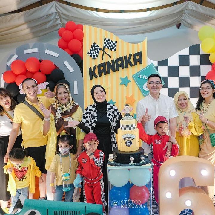 <p>Uniknya, pesta ulang tahun Kanaka mengusung tema arena pembalap seperti cita-citanya yang ingin jadi pembalap. (Foto: Instagram @tya_ariestya)</p>