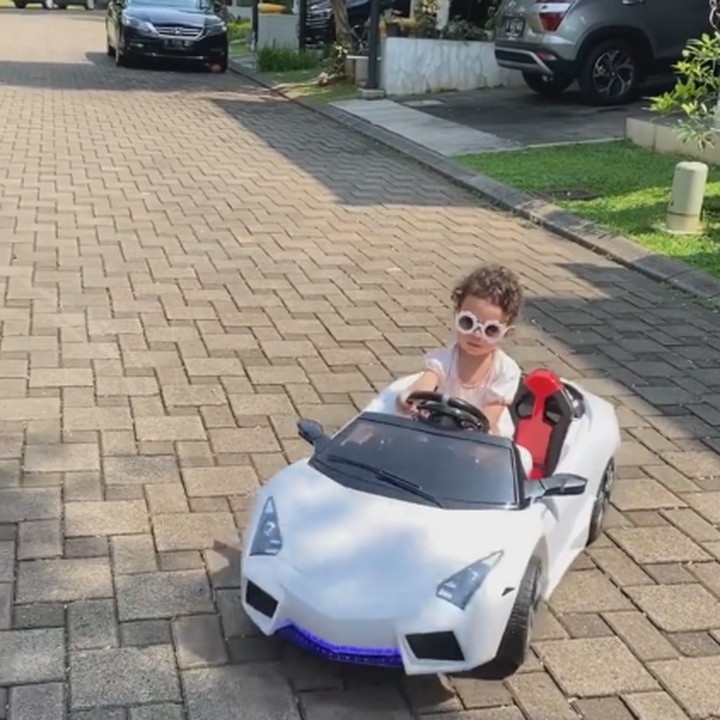 <p>Wah Cara Rose ternyata jago nyetir mobil mini, nih. Ia tampil keren ditambah dengan kacamata hitamnya. Kita doakan semoga Cara Rose sehat selalu ya, Bunda. (Foto: Instagram @riantic)</p>