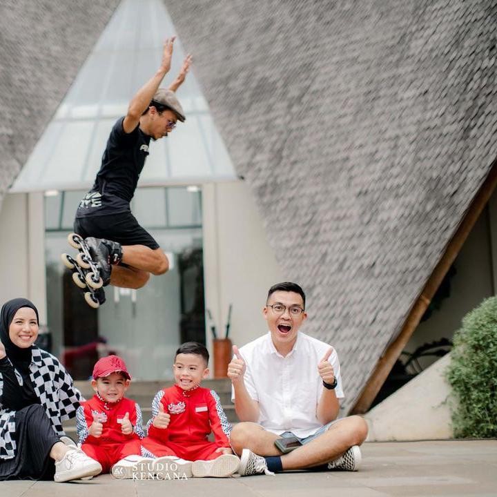 <p>Wah, sekarang Kanaka sudah mulai besar. Ia dan Kalundra terpaut perbedaan usia 3 tahun. Kita doakan semoga keluarga Tya Ariestya sehat selalu ya, Bunda. (Foto: Instagram @tya_ariestya)</p>