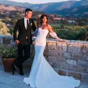 Resmi Menikah, Sarah Hyland Pakai Dua Gaun Pengantin Rancangan Vera Wang