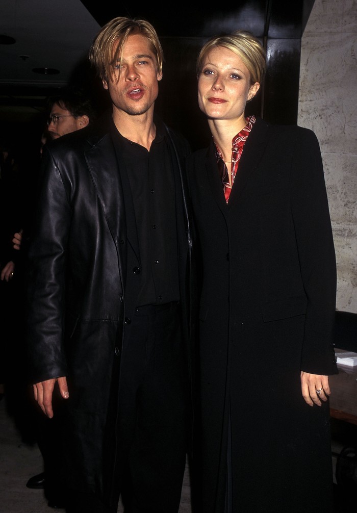 Berpacaran dengan Gwyneth Paltrow pada 1994 hingga 1997, gayanya kian stylish. Selain selalu kompak dalam busana, sekilas gaya rambut keduanya juga mirip. Gaya bohemian dari awal 90an, mulai ditinggalkan Brad Pitt yang beralih ke busana sleek serba hitam. Foto: WireImage/Barry King