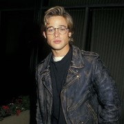 Perubahan Gaya Brad Pitt dari Masa ke Masa, Tampil Retro hingga Pakai Rok!