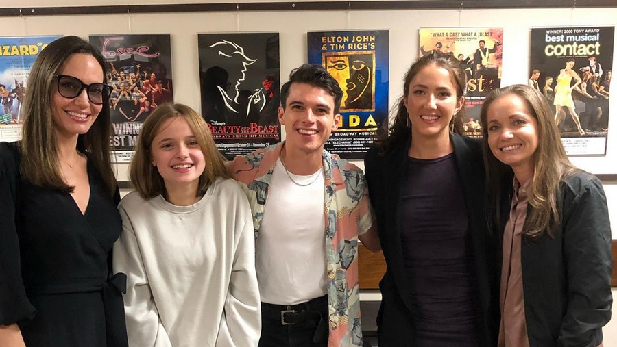 Angelina Jolie dan Vivienne foto bersama para pemain teater musikal 'Dear Evan Hansen'.