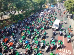 Saat Demo Driver Ojol di Surabaya Disambut Keluh Kesah Masyarakat