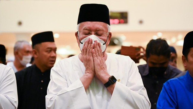 Mantan Perdana Menteri Malaysia, Najib Razak, jatuh sakit setelah harus menjalani hukuman penjara karena kasus korupsi 1MDB.