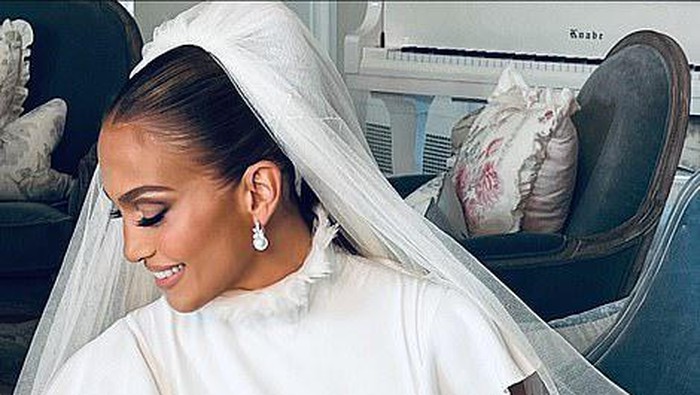 Jennifer Lopez Kenakan Anting Seharga Rp29 Miliar di Pesta Pernikahannya dengan Ben Affleck