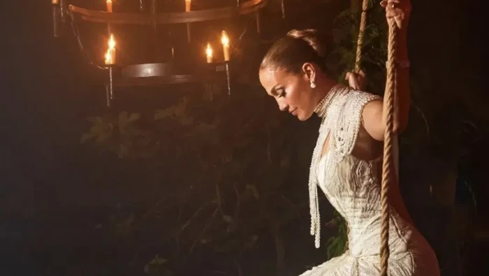 Jennifer Lopez Pakai Tiga Gaun Pengantin di Pesta Pernikahannya dengan Ben Affleck! Mewah Berhiaskan Detail Dramatis dan Kristal