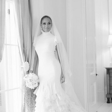 img-title Kilas Balik Deretan Gaun Pengantin yang Pernah Dikenakan Jennifer Lopez dari Pernikahan Pertama hingga Bersama Ben Affleck!