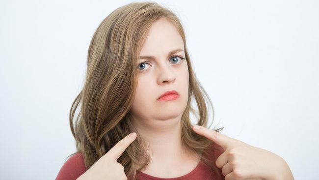 Memiliki double chin bikin penampilan terganggu. Anda pasti ingin tahu cara menghilangkan double chin agar lebih percaya diri.