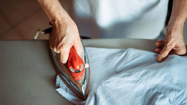 Cara membersihkan setrika yang gosong dan lengket cukup mudah. Anda hanya memerlukan bahan-bahan sederhana. Simak caranya!