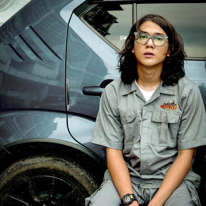 <p>Gaya rambut gondrong membuat Iqbaal Ramadhan tampil sangat manglingi dibandingkan dengan penampilannya ketika awal menjadi personel boyband CJR. (Foto: Instagram @iqbaal.e)</p>