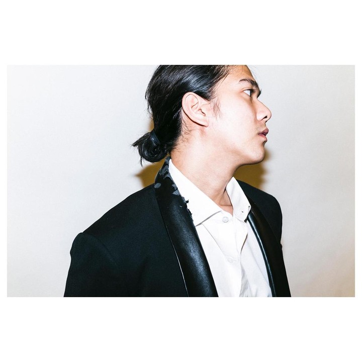 <p>Kini tampil dengan rambut gondrong, Iqbaal juga terlihat menawan ketika menguncir rambutnya. (Foto: Instagram @iqbaal.e)</p>