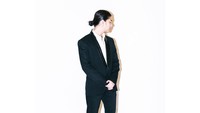 <p>Dalam sesi pemotretan terbaru, artis kelahiran Surabaya itu tampil rupawan dalam balutan <em>outfit</em> bergaya <em>vintage</em> dari rumah mode Balmain. (Foto: Instagram @iqbaal.e)</p>