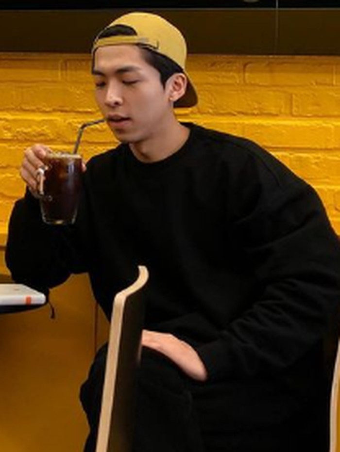 Joo Jung Hyuk mencoba berakting setelah seorang produser pelanggan di tempatnya bekerja menawarkannya untuk ikut syuting sebuah video promosi./ foto: instagram.com/joojong_