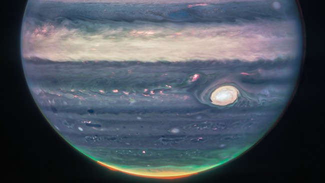 Teleskop James Webb menangkap aurora saat memotret Jupiter, selain itu foto juga memperlihatkan badai raksasa dan temperatur ekstrem.