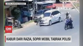 VIDEO: Kabur dari Razia, Sopir Mobil Tabrak Polisi