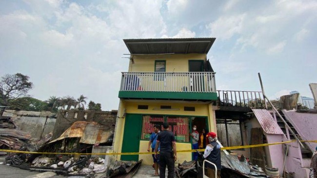 Sebuah warung nasi di Simprug Golf II, Jaksel, selamat dari kebakaran. Padahal ratusan rumah lain di sekitarnya hangus terbakar.
