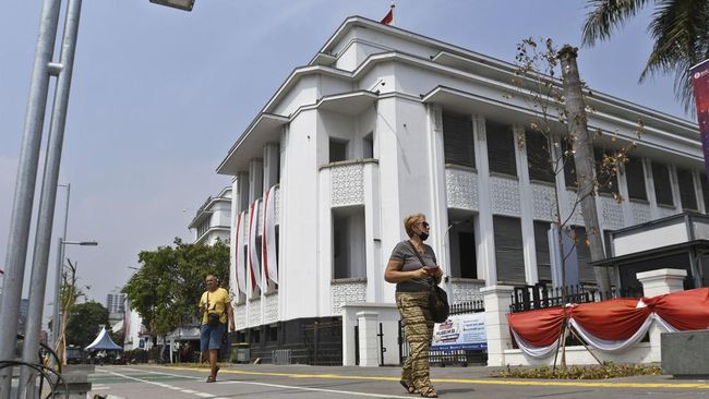 Awalnya, revitalisasi Kota Tua Jakarta ditargetkan selesai pada Juli 2022, namun terpaksa molor hingga Agustus 2022 karena terdapat hambatan.